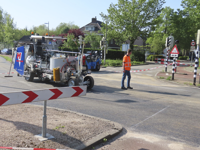 908891 Gezicht op het leggen van een nieuwe asfaltlaag op de busbaan op de Rijksstraatweg, bij de Meentbrug over de ...